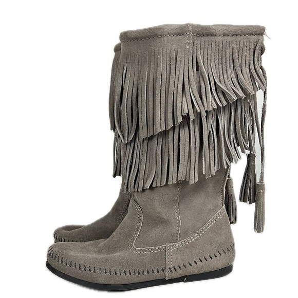 Minnetonka Grey 2-Layer Fringe Boots - Size 6 - Picture 4 of 11